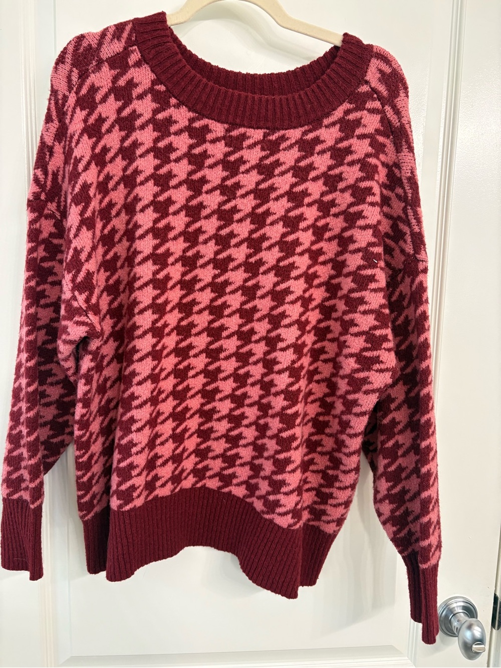 Ava & Viv Women's Houndstooth Crewneck Sweater - Pink and Wine